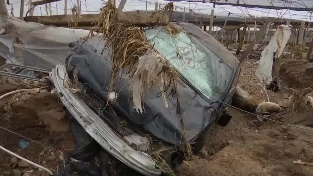 Carro destruído após as chuvas torrenciais que atingiram a Espanha.