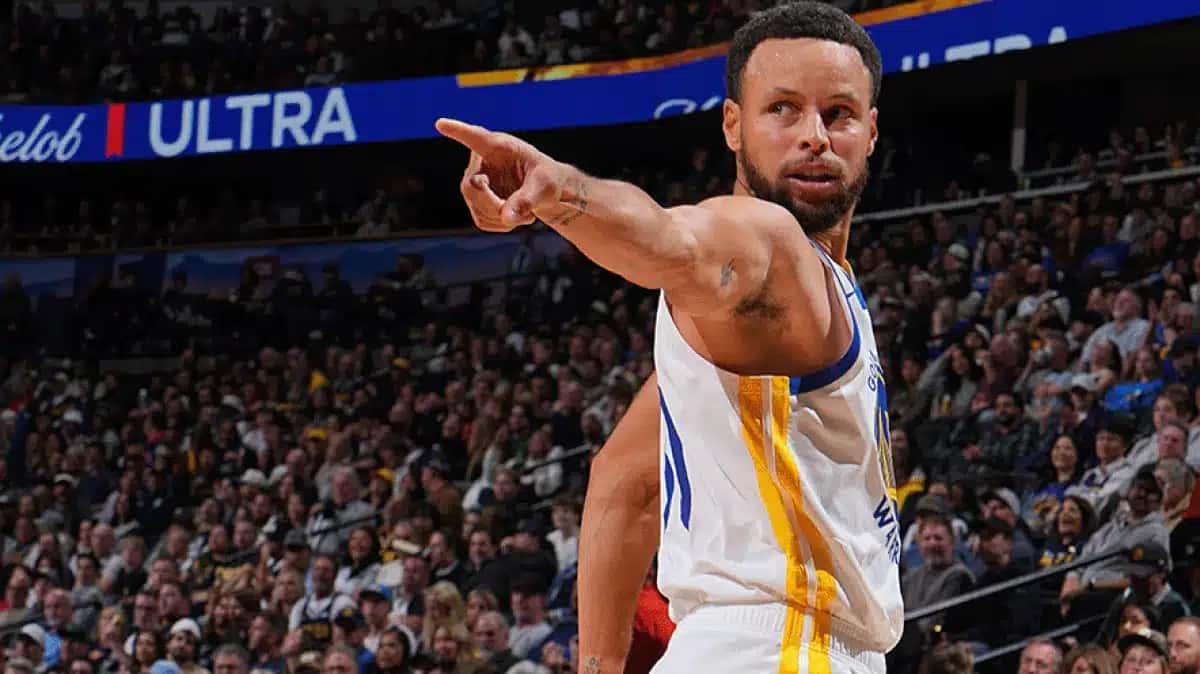 Stephen Curry marcou 24 pontos sem errar nenhum arremesso.