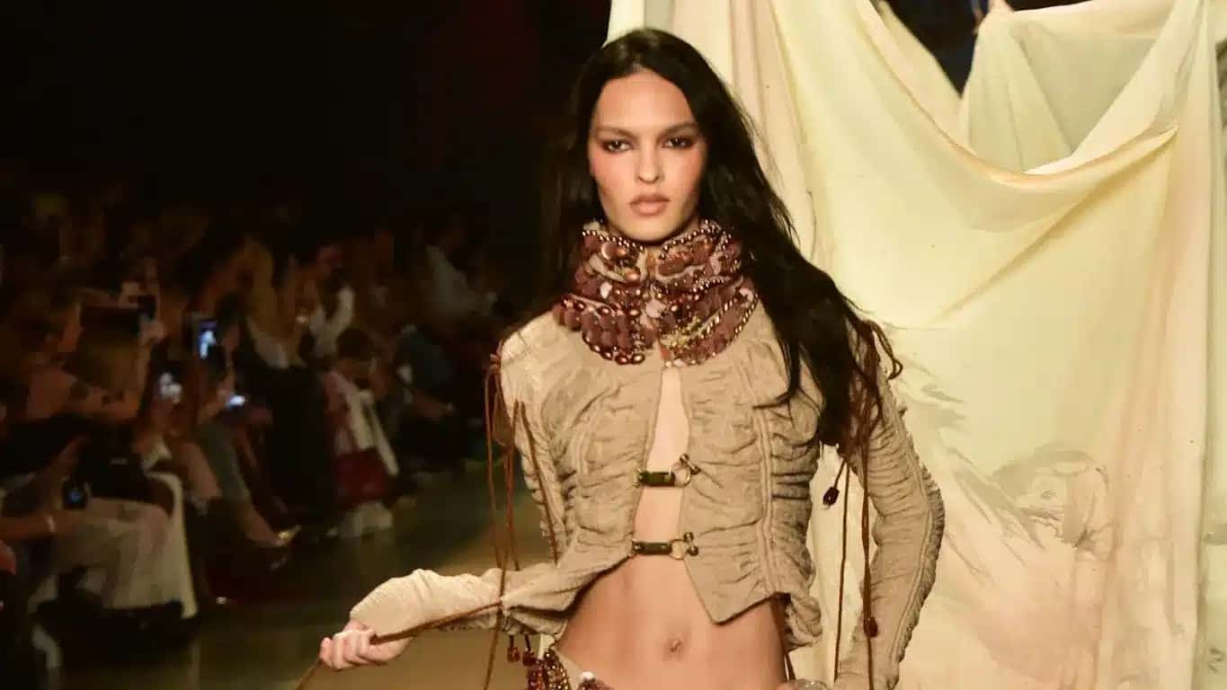 Liya Santos no desfile da Hisha durante o SPFW.