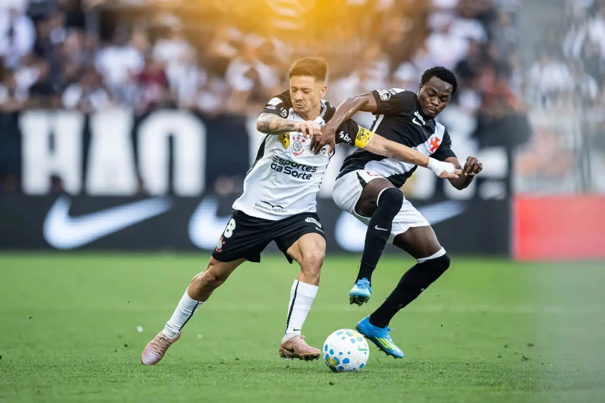 SP – BRASILEIRÃO/CORINTHIANS X VASCO – ESPORTES – Garro, do Corinthians, disputa lance com André Gomez, do Vasco, em partida válida pela 13ª rodada do Campeonato Brasileiro 2026, realizada na Neo Química Arena, em São Paulo, neste domingo (26). 26/04/2026 – Foto: JHONY INACIO/ENQUADRAR/ESTADÃO CONTEÚDO