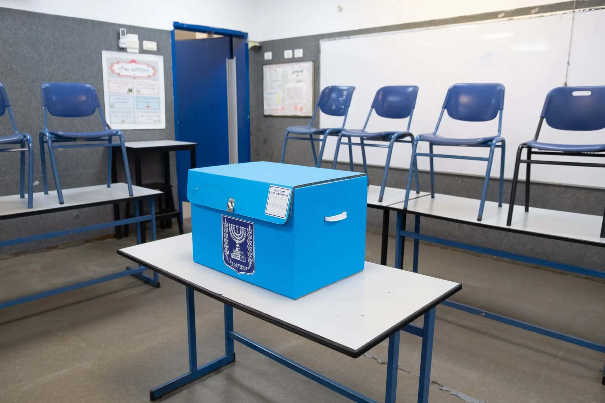 Urna eleitoral israelense em uma escola de Tel Aviv, em 26 de outubro | Foto: Reprodução/CNN Brasil