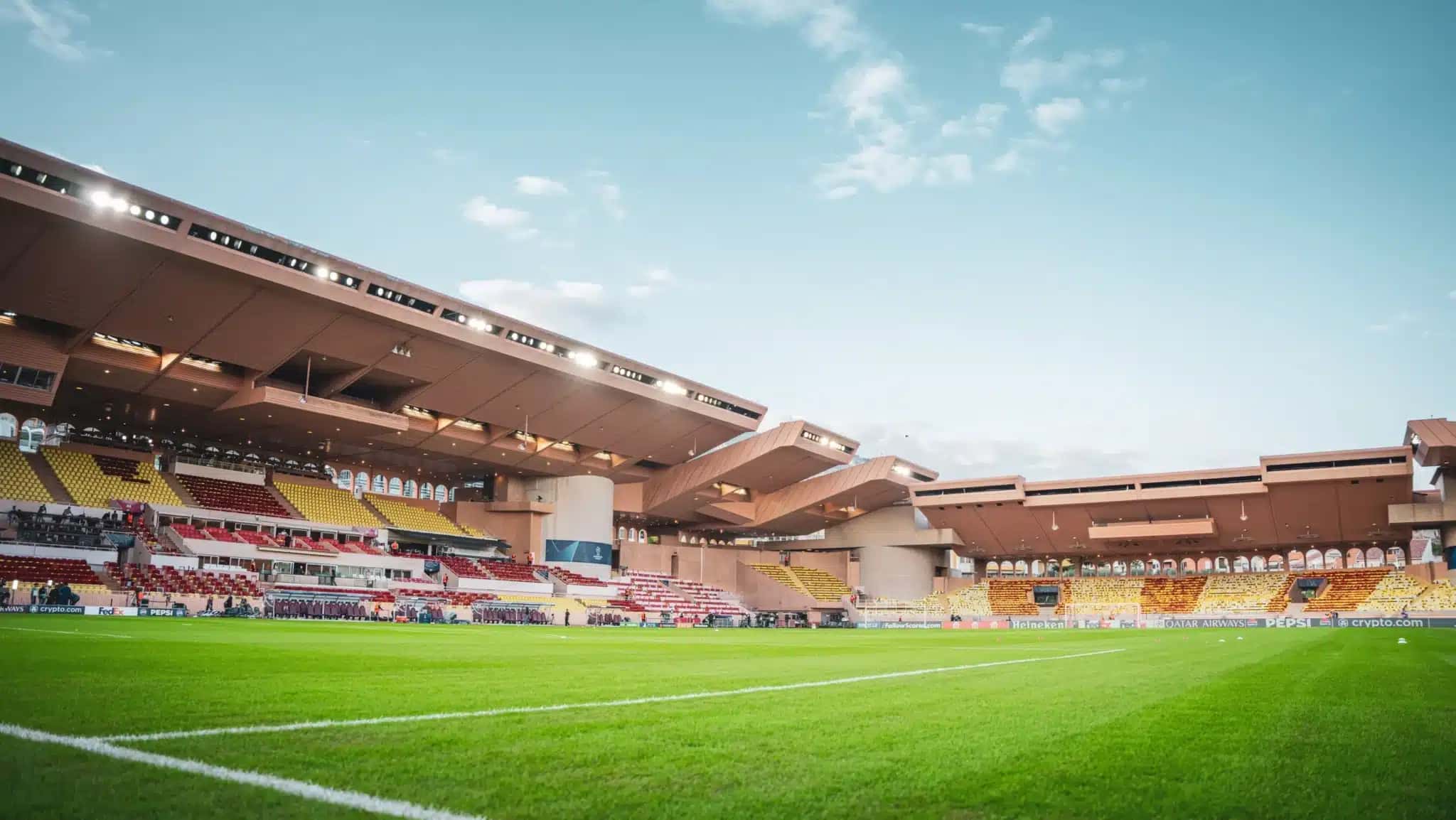 Estádio Louis II recebe a partida desta quinta-feira