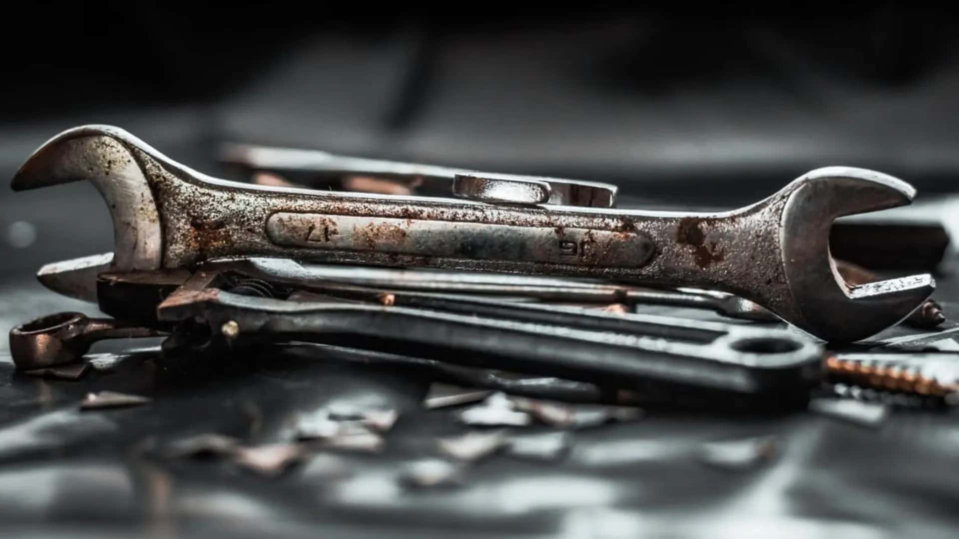 Ferramentas de metal com sinais de oxidação e desgaste pelo tempo