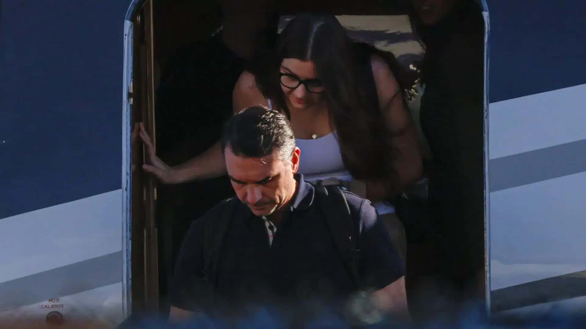Senador Flávio Bolsonaro desembarca de um avião após chegar ao Aeroporto Executivo de Opa-locka, em Miami | Foto: Reprodução/Forbes Brasil