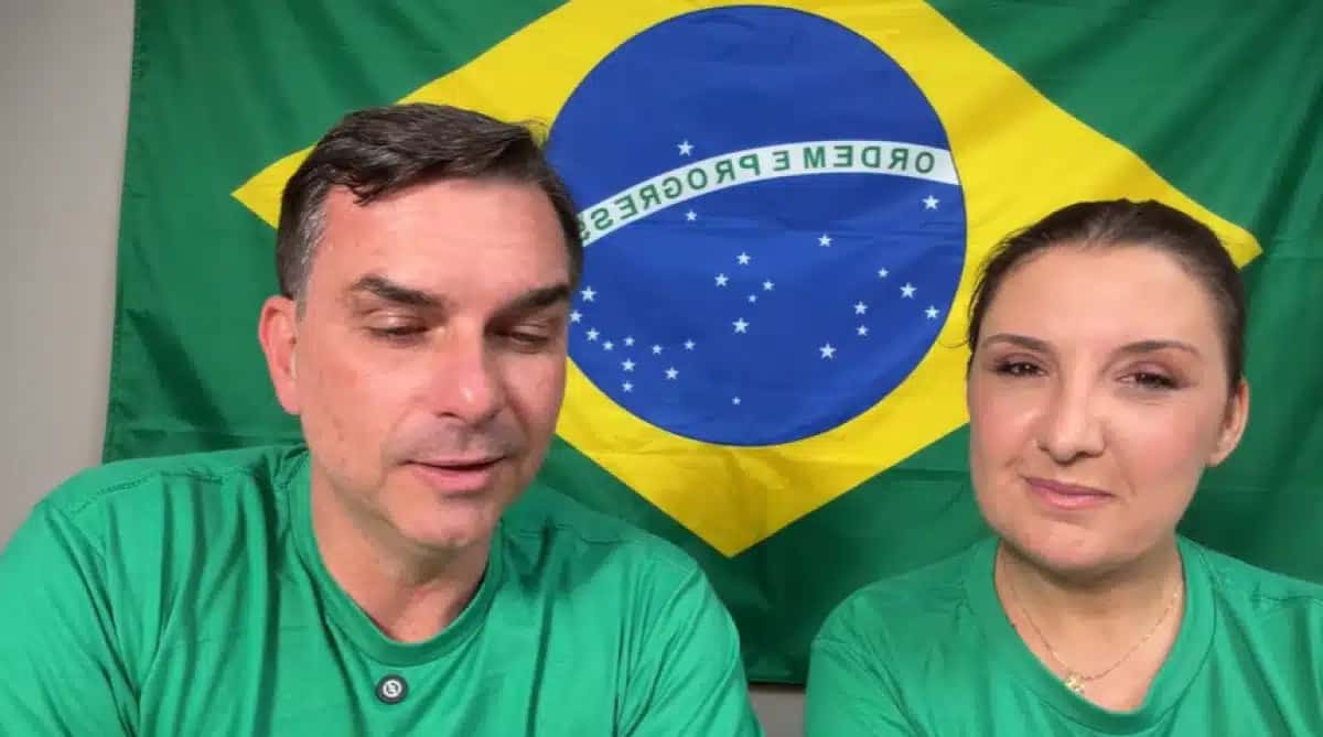 O pré-candidato Flávio Bolsonaro ao lado de Daniella Marques.