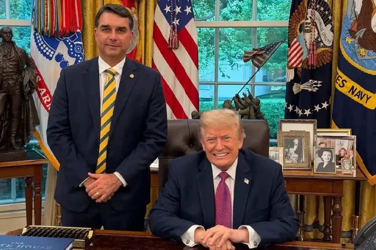Flávio Bolsonaro e Donald Trump na Casa Branca | Foto: Reprodução/Veja