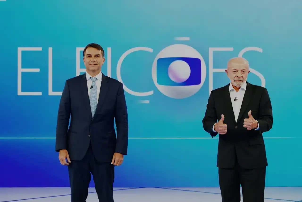 Os candidatos Flávio Bolsonaro (PL) e Luiz Inácio Lula da Silva (PT) no estúdio da TV Globo para participar do debate entre candidatos à Presidência da República.