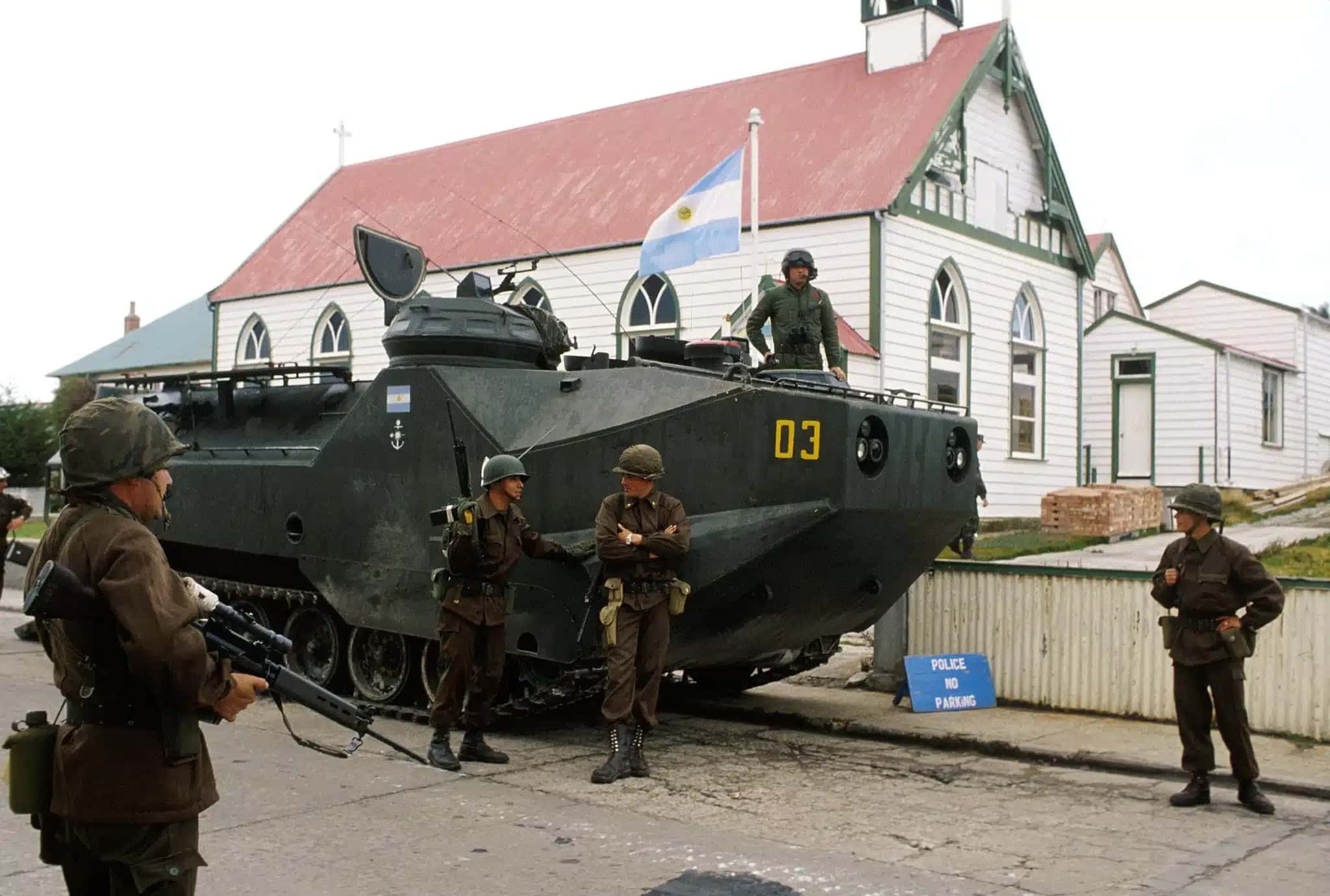 Guerra das Malvinas: tropas argentinas invadem Porto Stanley.