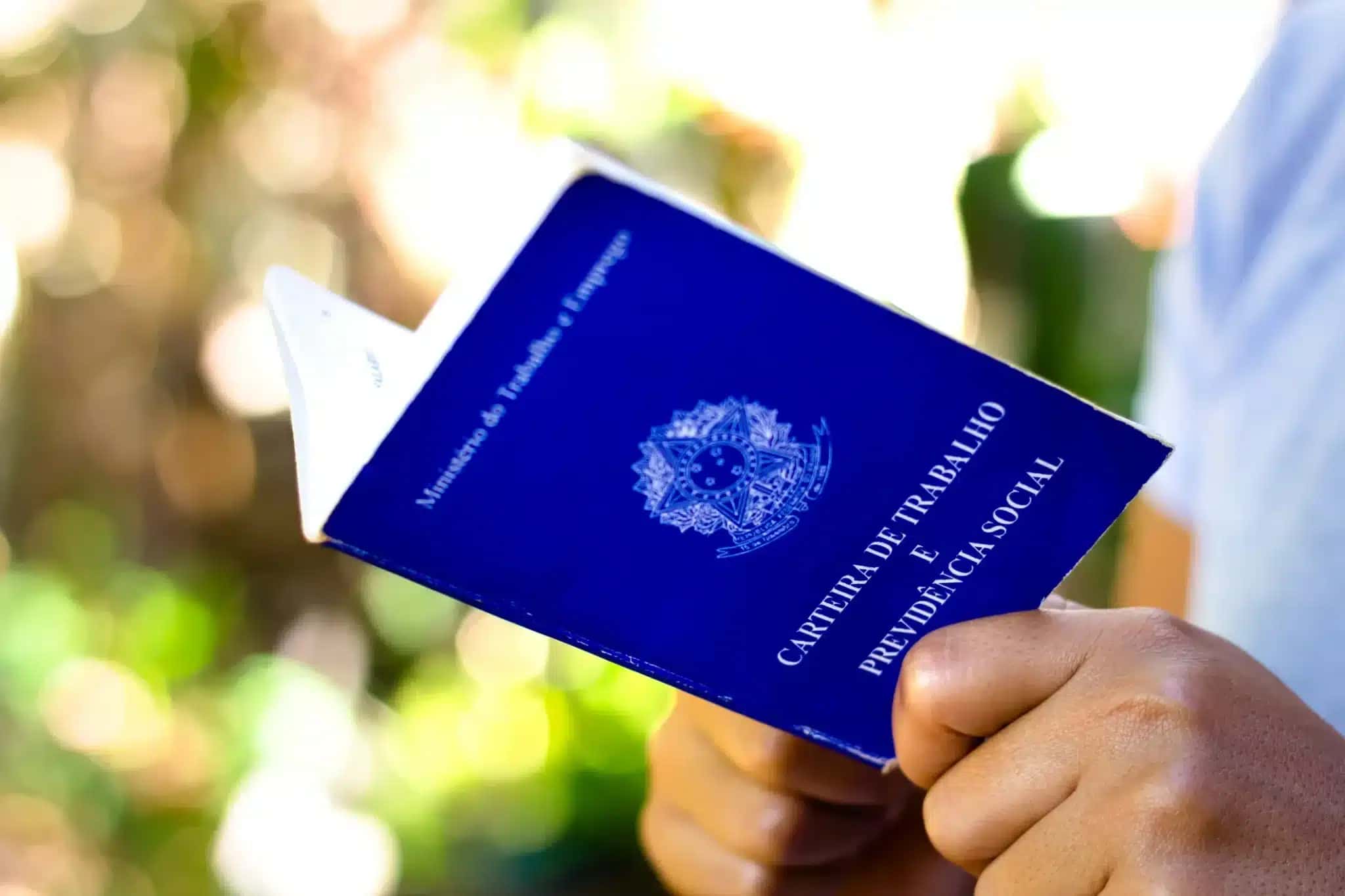 Man holds his Brazilian document work and social security (Carteira de Trabalho e Previdência Social) | Foto: Getty Images