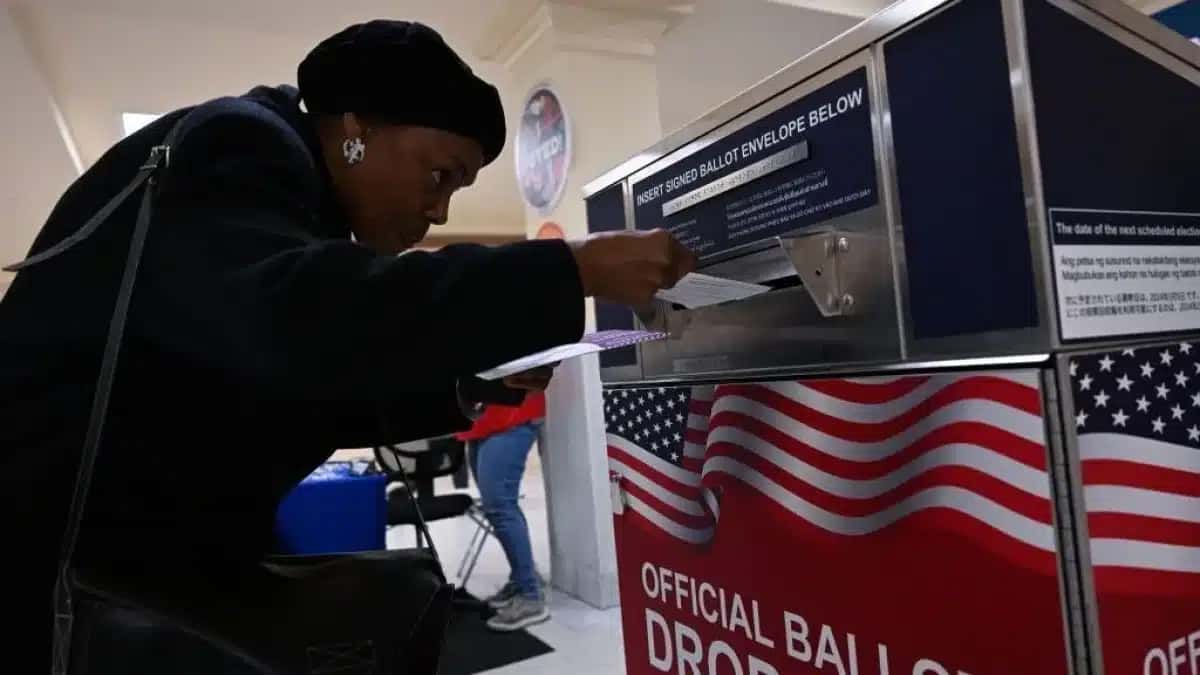 Mulher vota nas eleições primárias presidenciais na Prefeitura de São Francisco, na Califórnia, Estados Unidos, em 5 de março de 2024.