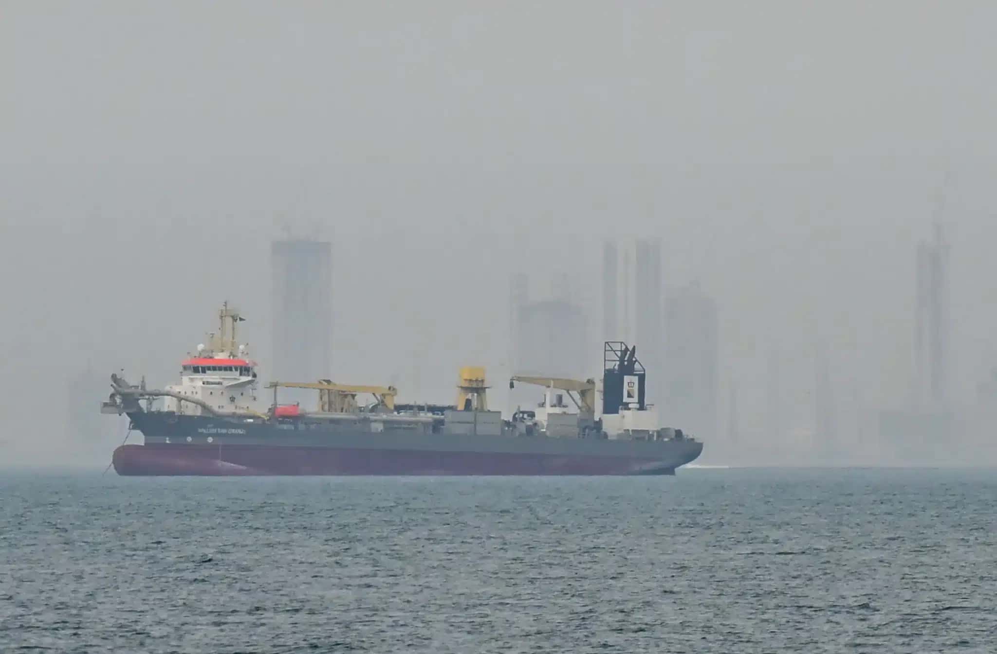 Navio ancorado na costa dos Emirados Árabes Unidos, no Estreito de Ormuz, em Dubai, em 2 de março de 2026.