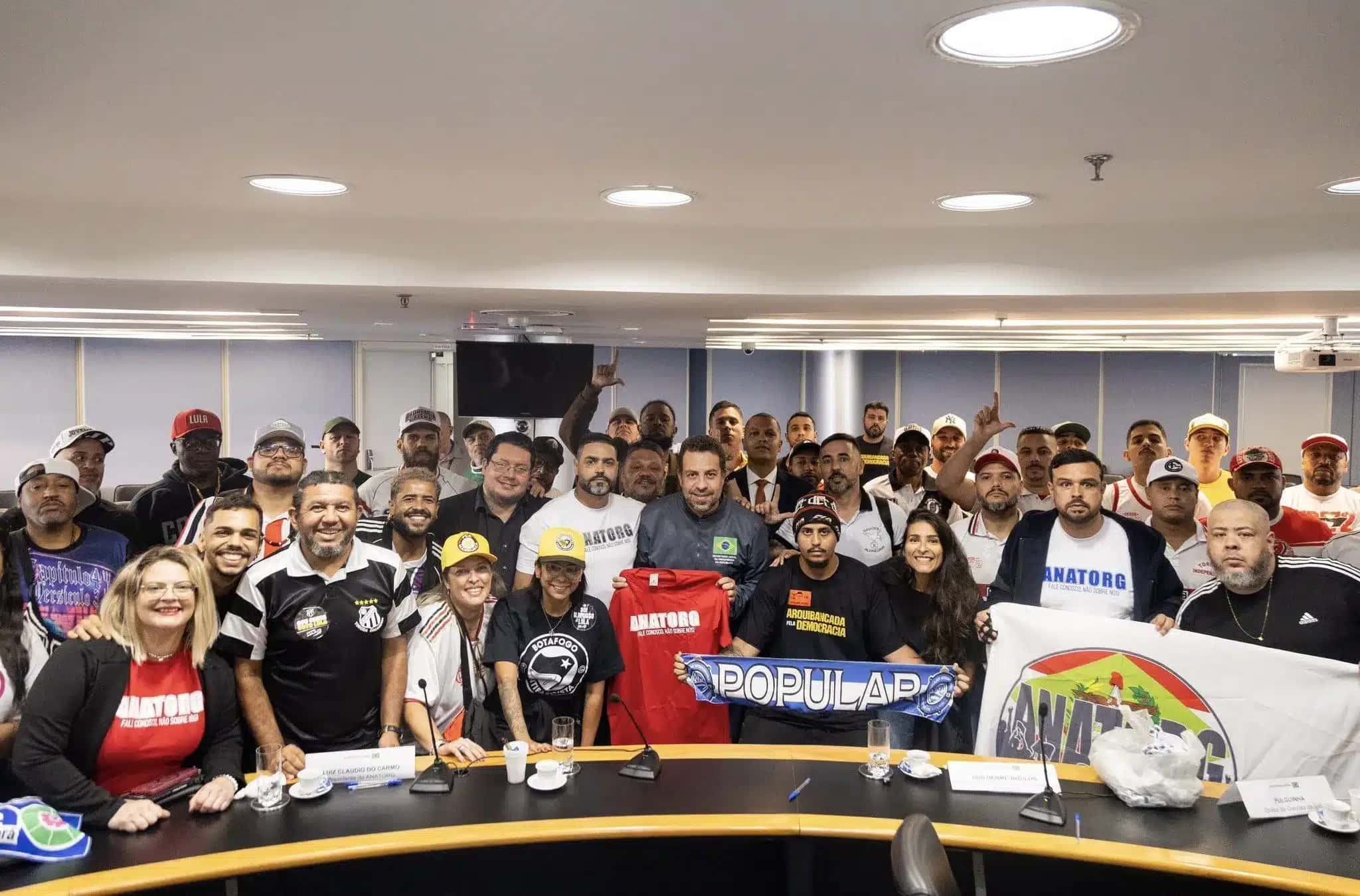 O ministro Guilherme Boulos com representantes de torcidas organizadas de todo o Brasil