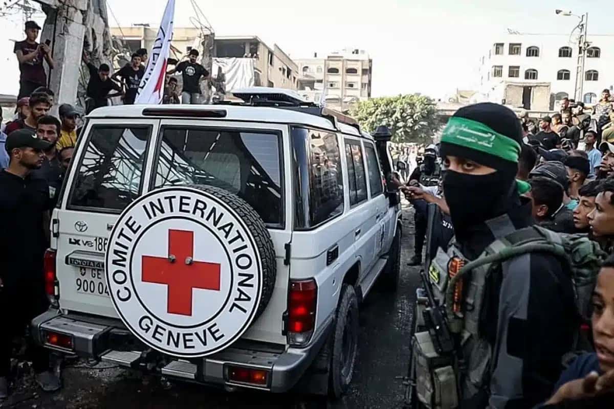 Hamas entrega 20 reféns que estavam mantidos em Gaza à Cruz Vermelha Internacional