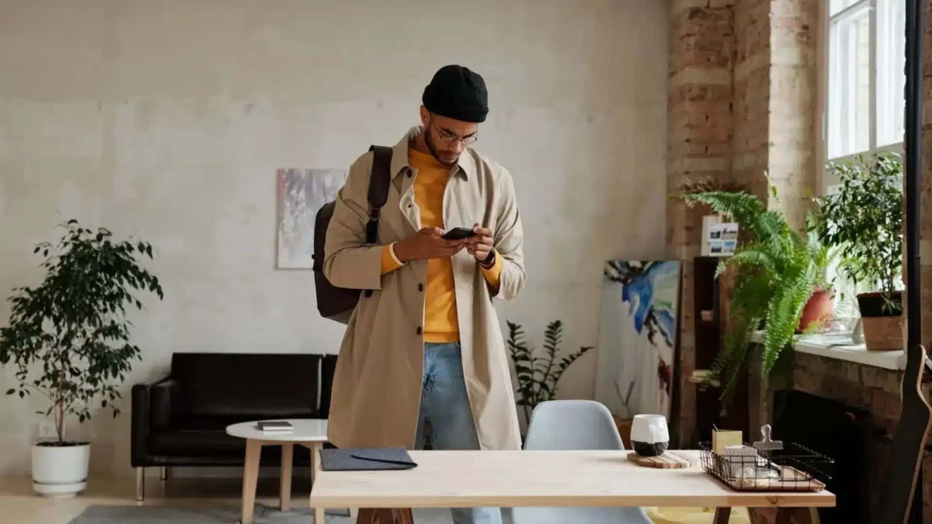 O hábito de conferir o celular repetidamente pode estar relacionado à busca por segurança e à confiança na própria memória.