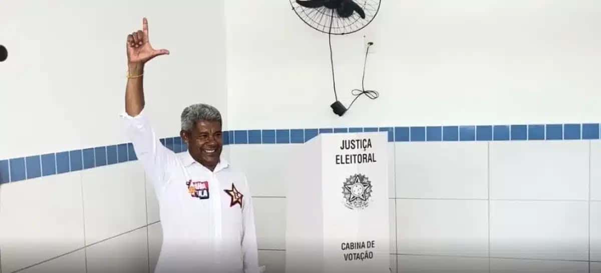 Governador da Bahia, Jerônimo Rodrigues (PT), que foi reeleito ao cargo no 1º turno das eleições gerais, votando neste domingo (25) no 2º turno das eleições de 2026
