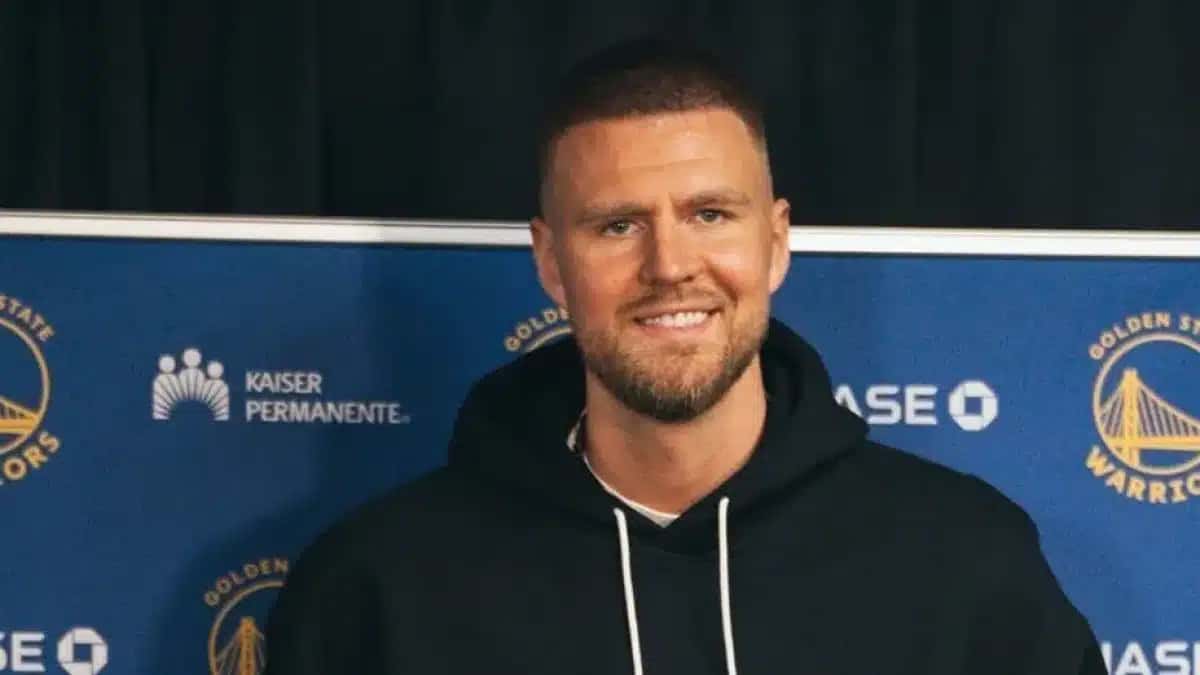 Kristaps Porzingis em apresentação nos Warriors.