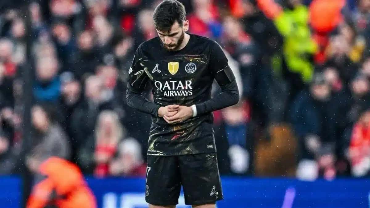 Kvaratskhelia sofre lesão grave em vitória do PSG sobre o Barcelona