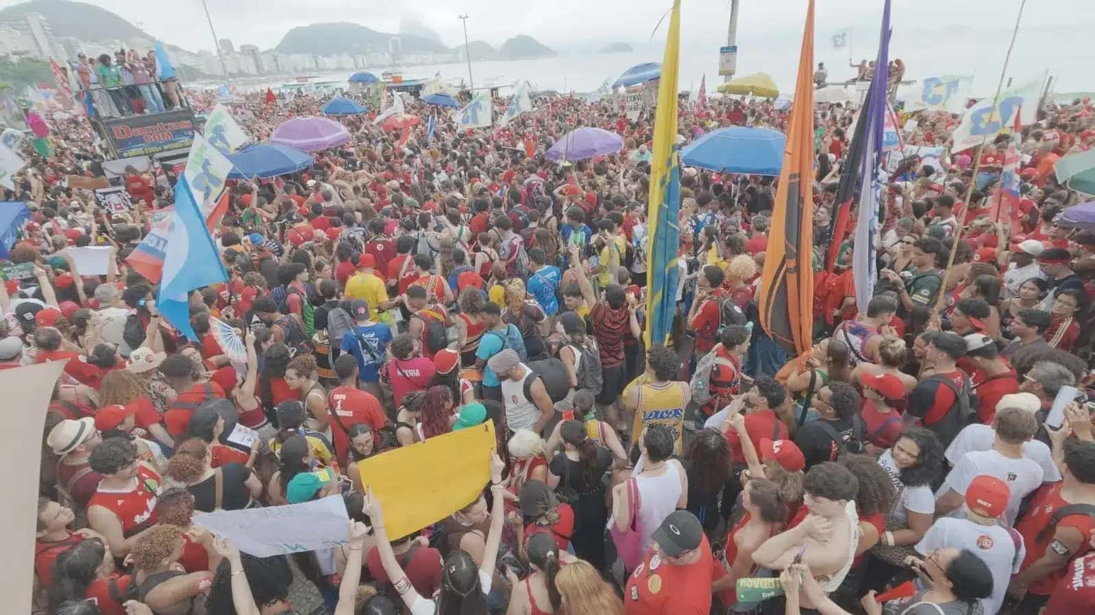 Manifestantes se reúnem em Copacabana em ato a favor de Lula (PT)