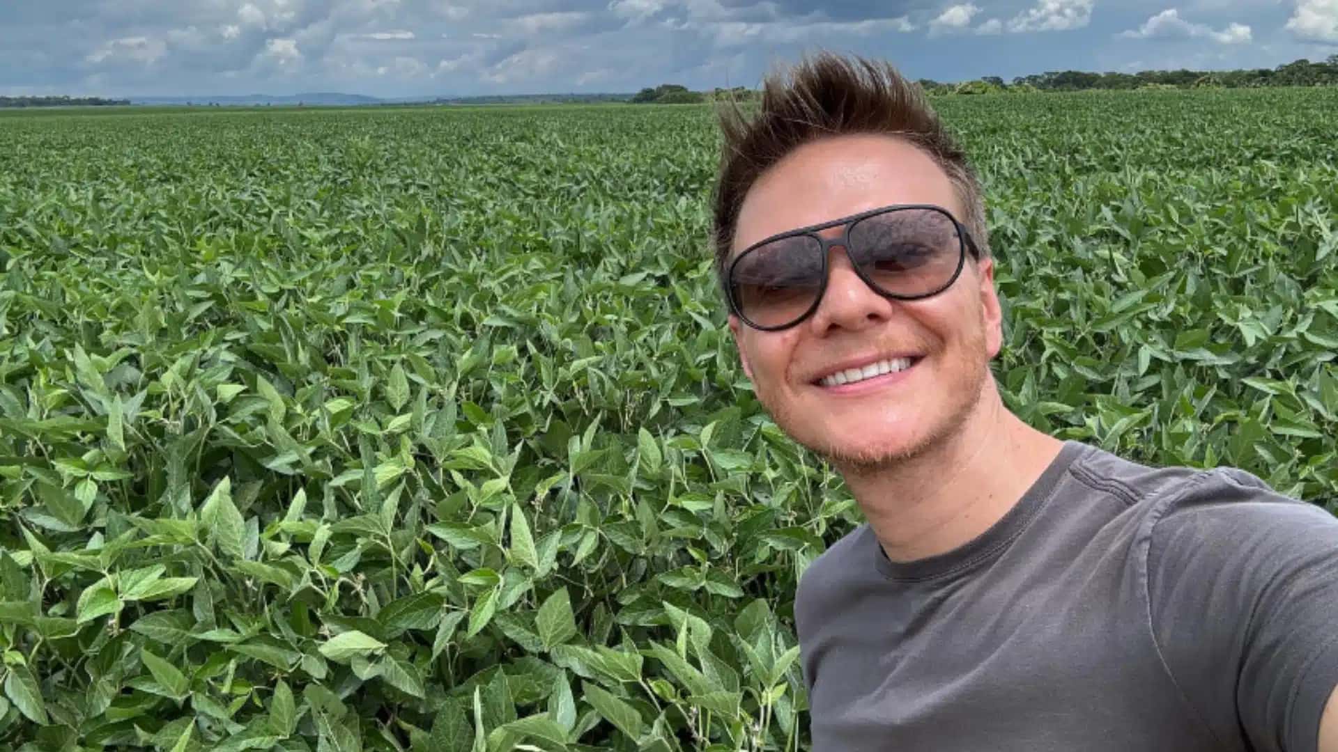 Michel Teló investe no agronegócio e participa de atividades rurais em fazenda administrada com a família no Mato Grosso do Sul.