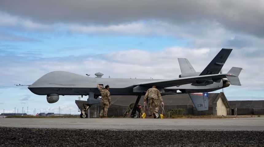 Militares da Força Aérea dos EUA, designados ao 147º Esquadrão de Manutenção de Aeronaves da Guarda Nacional Aérea do Texas, realizam inspeções pré e pós-voo em uma aeronave MQ-9 Reaper na Base Aérea de Keflavík, Islândia, em apoio a uma missão de treinamento de busca e salvamento durante o exercício Northern Viking 26, em 28 de agosto de 2026.