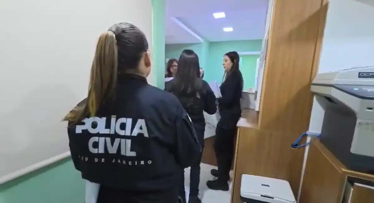Policiais civis realizam perícia em clínica de estética em Laranjeiras, na Zona Sul do Rio, investigada pela morte de três pacientes após procedimentos cirúrgicos.