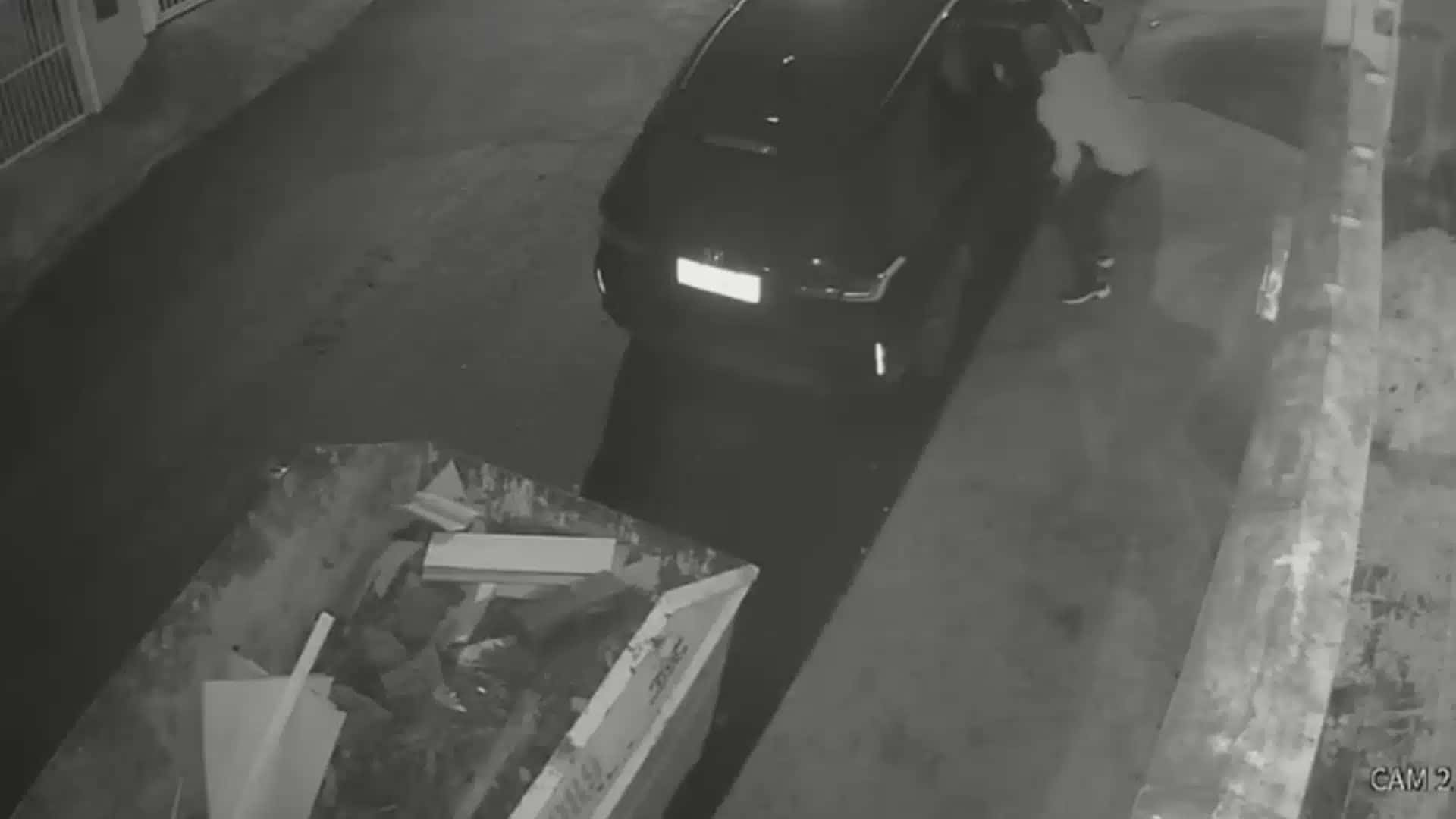 Homem foi presos enquanto tentavam comercializar joias de ouro furtadas.