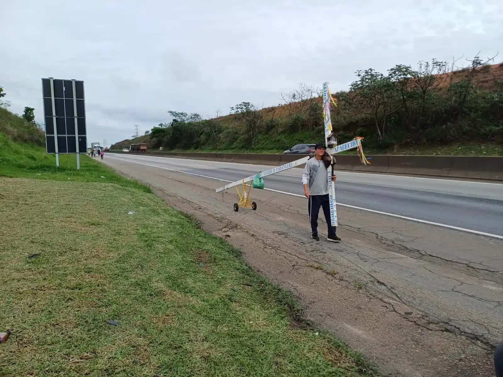 Romeiro caminhando em direção a Aparecida do Norte pela Via Dutra, às vésperas da comemoração do Dia de Nossa Senhora Aparecida