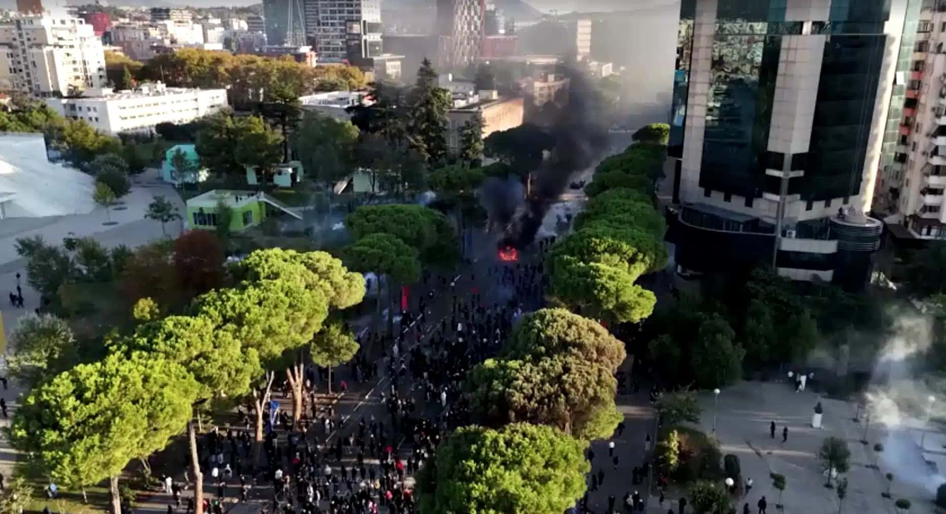 Imagens de drone mostram confrontos entre a polícia e manifestantes em Tirana, na Albânia.