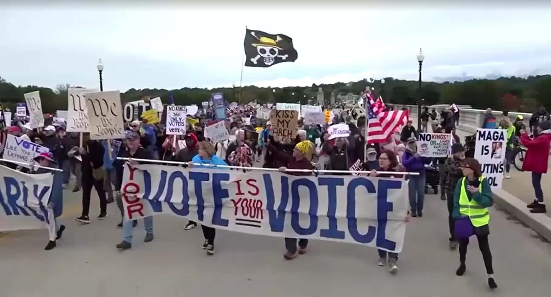 Manifestantes do movimento “No Kings” realizam marcha da Virgínia a Washington em defesa da votação antecipada.