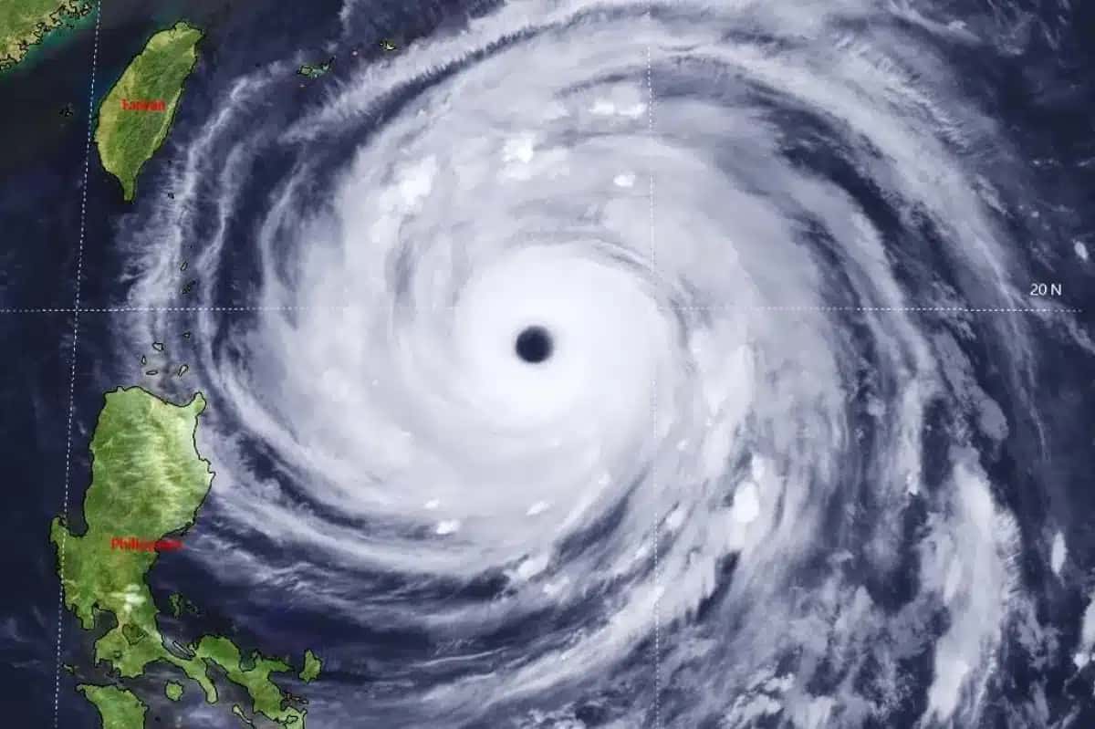 Imagem de satélite mostrando um ciclone tropical massivo com um olho escuro e bem definido, girando sobre o oceano. À esquerda, as ilhas de Taiwan e Filipinas, em verde, são visíveis. Linhas de grade e a marcação 20 N indicam coordenadas geográficas | Foto: Reprodução/Superinteressante