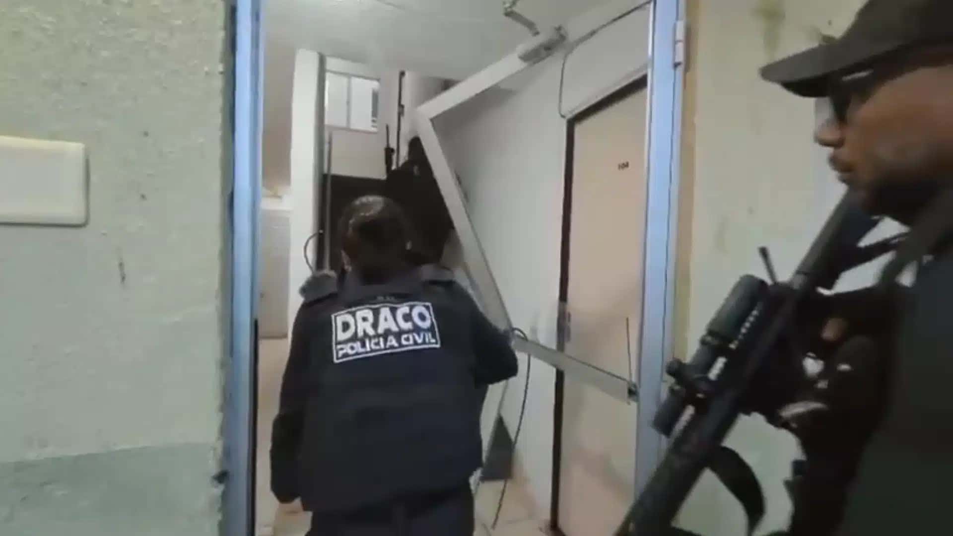 A ação policial tem como objetivo cumprir mandados de prisão preventiva e de busca e apreensão contra os alvos.