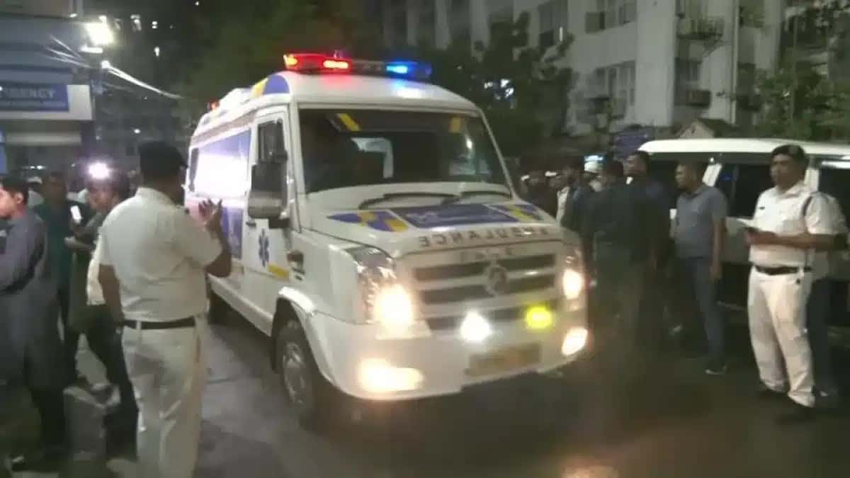 Vítimas do tumulto são levadas de ambulância em Calcutá, na Índia