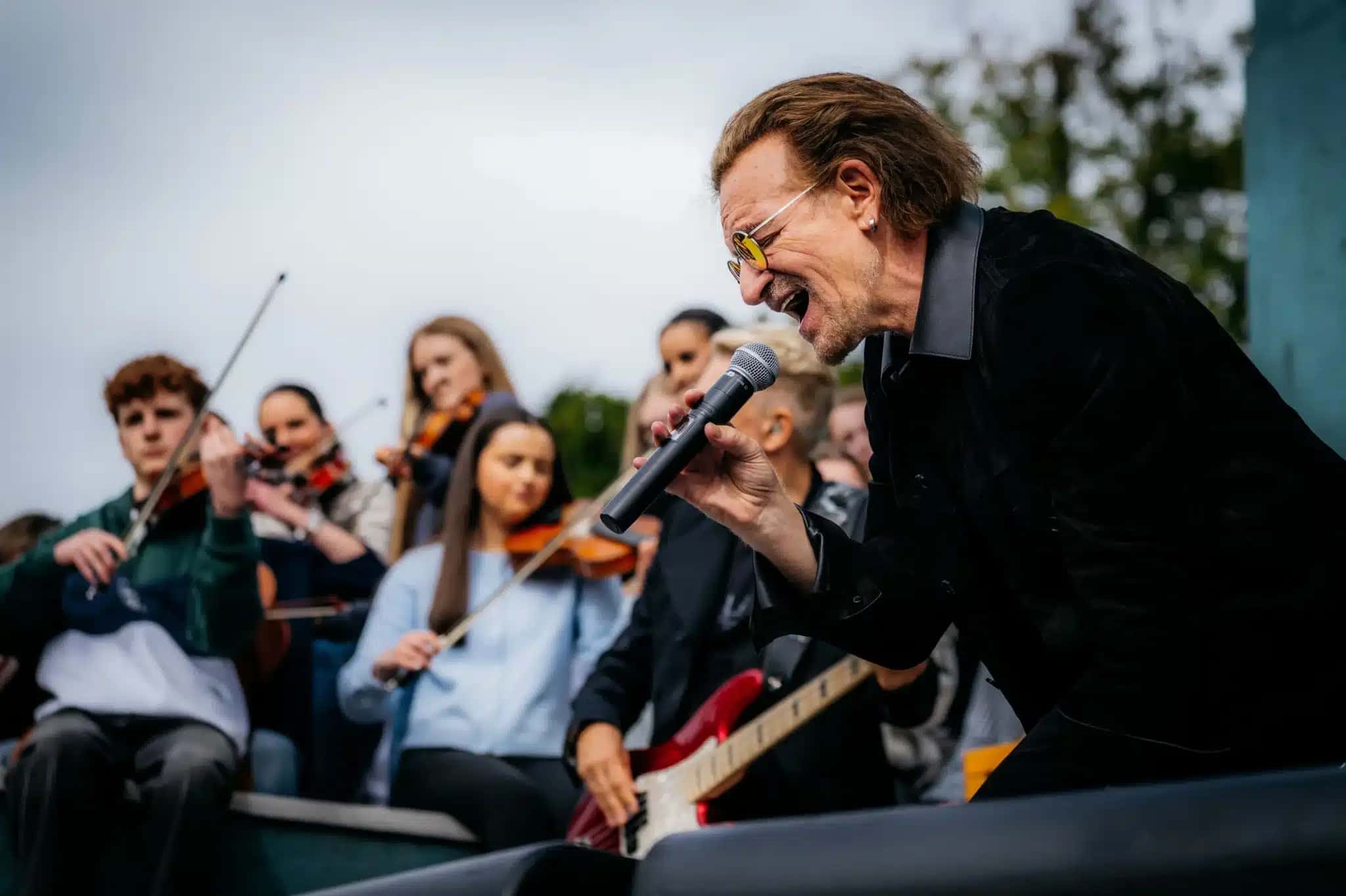 U2 retorna à escola na qual fez a primeira apresentação da carreira, há 50 anos.