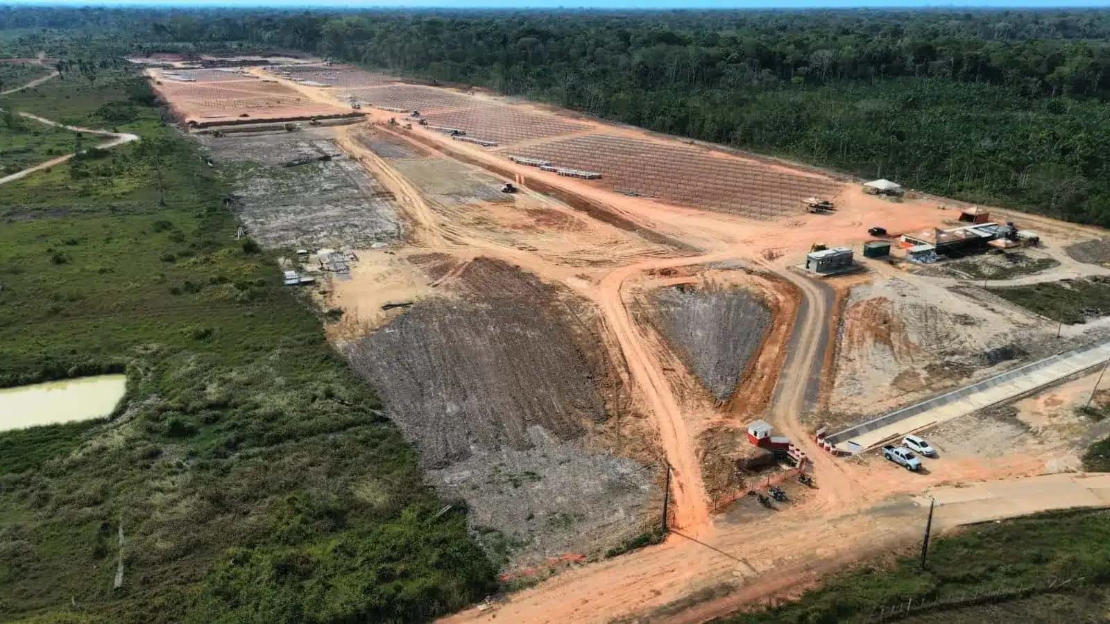 Obras na Usina de Codajás, no Amazonas, que passará a combinar geração a gás natural e energia solar.