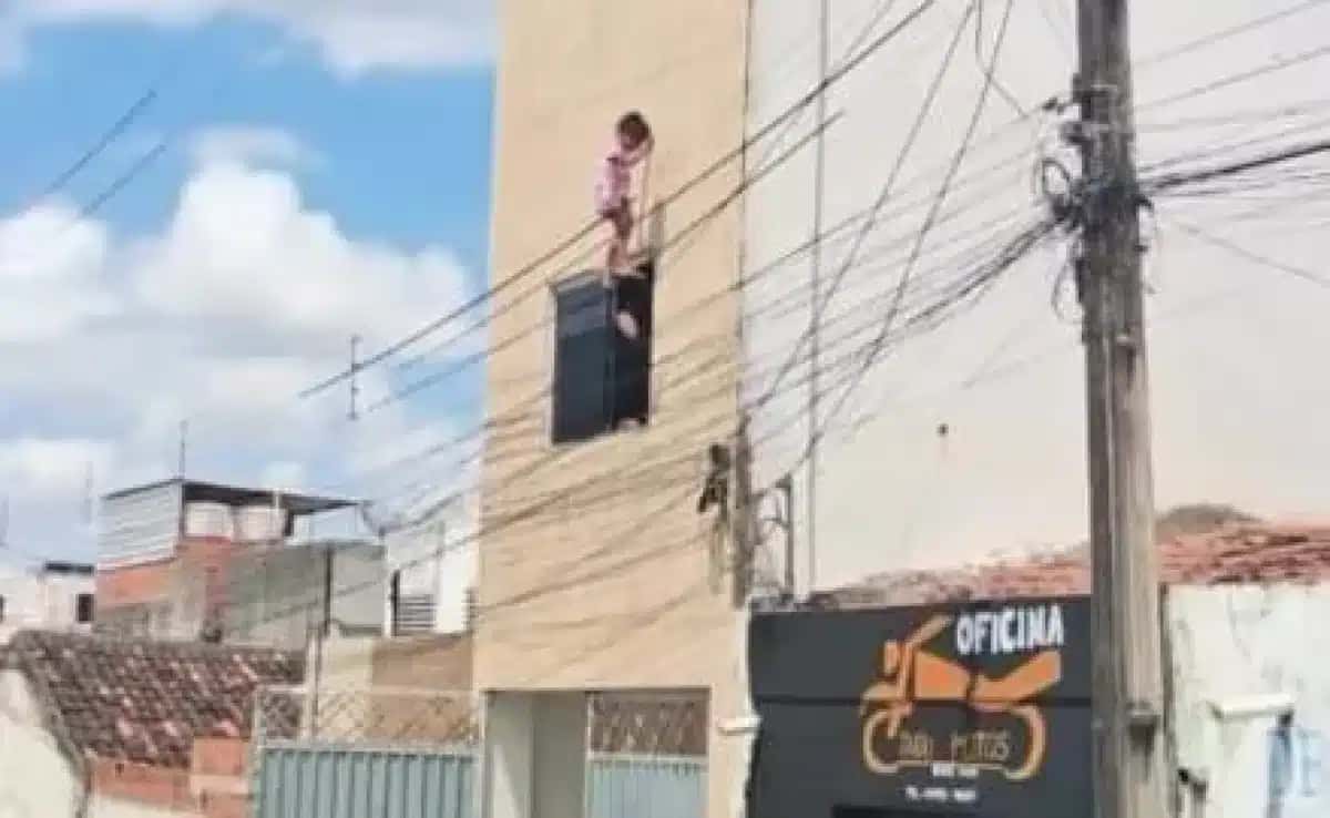 Criança fica presa à fiação elétrica no sertão de Alagoas.