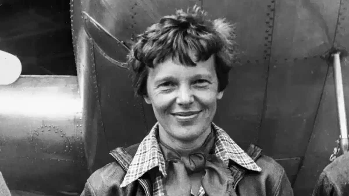 Amelia Earhart com seu avião Lockheed Modelo 10-E Electra, em 1937.
