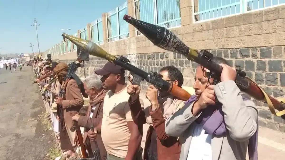 Apoiadores dos houthis realizam manifestação armada em Sanaa.