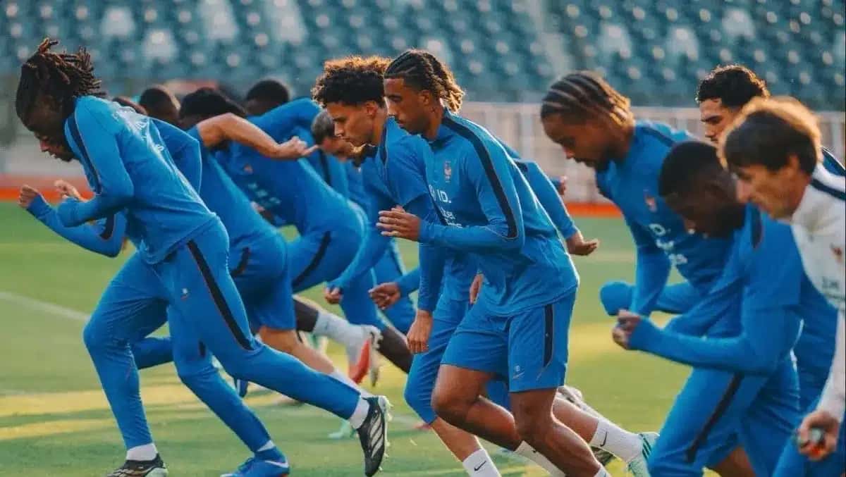 Seleção francesa aquecendo
