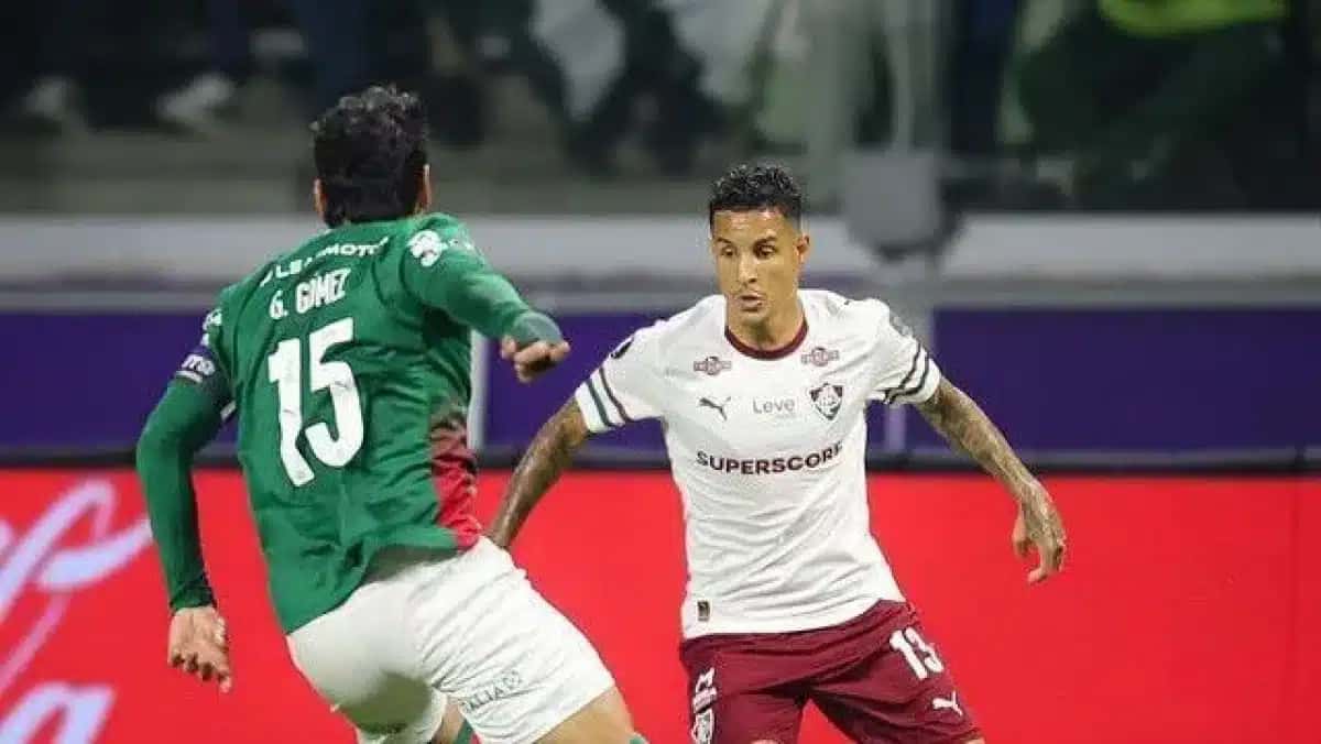 Guilherme Arana tenta passar pela marcação de Gustavo Gómez