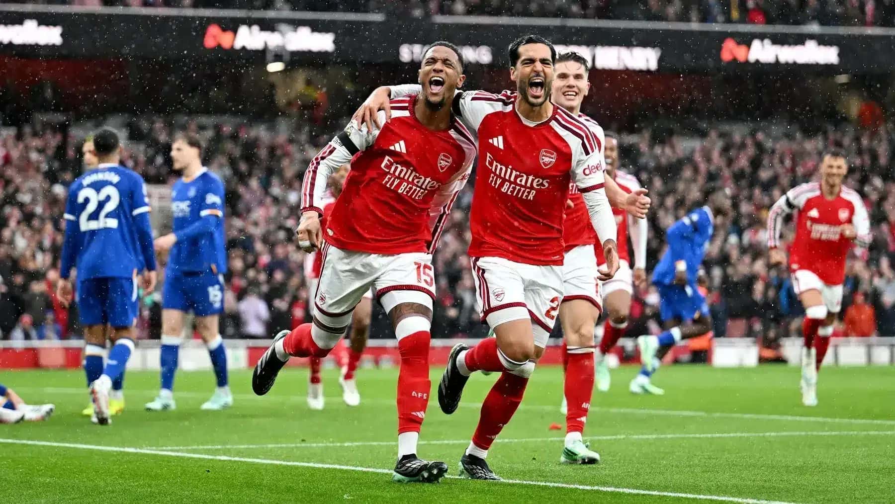 Ezri Konsa celebra seu gol pelo Arsenal contra o Everton.