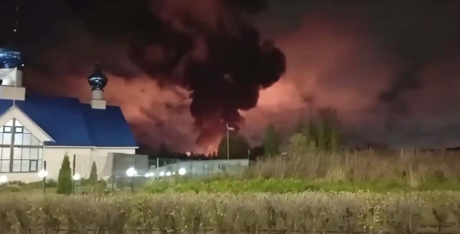 Imagens feitas por testemunhas mostram fogo e fumaça subindo na direção de um terminal de petróleo em São Petersburgo após relatos de ataques com drones ucranianos.