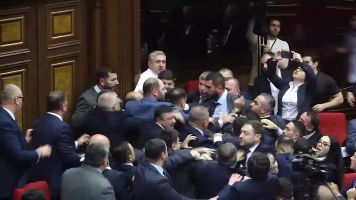 Deputados brigaram no Parlamento da Armênia após discussão acalorada