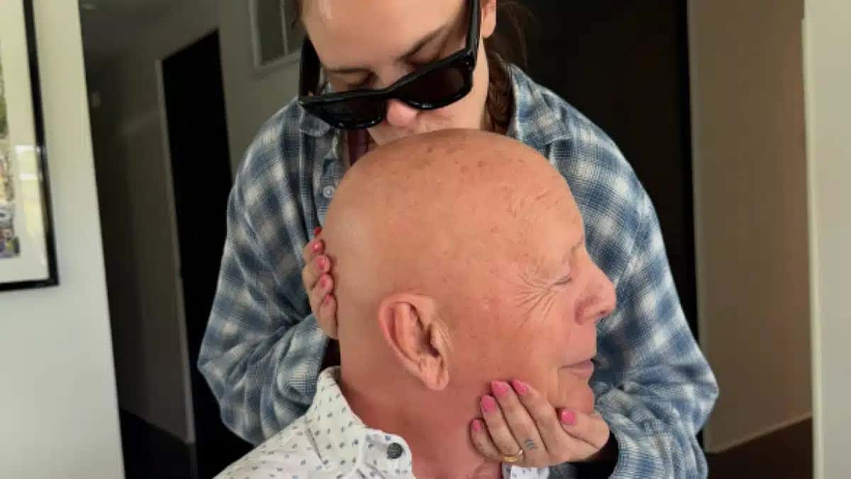 Filha de Bruce Willis e Demi Moore, Tallulah, em momento de carinho com o pai
