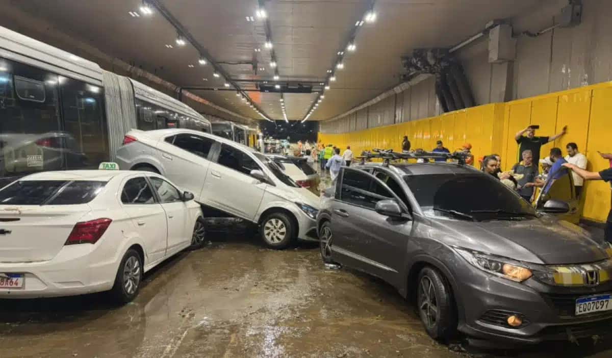 Carros empilhados no túnel do Anhangabaú