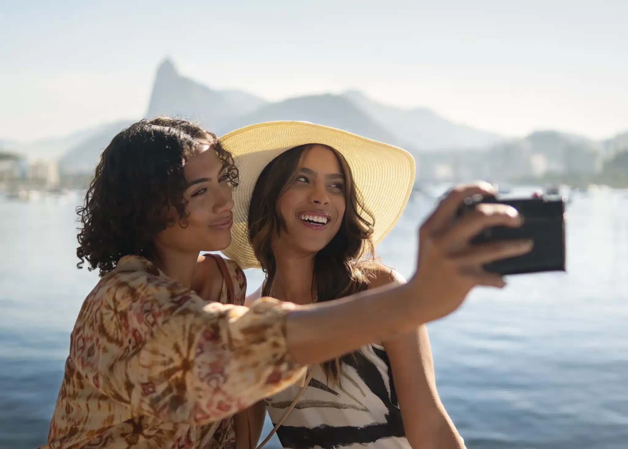 Representação de pessoas em viagem internacional.