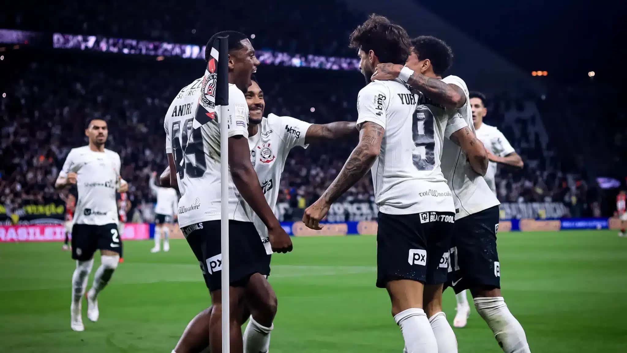 Jogadores do Corinthians celebram gol sobre o Vitória.