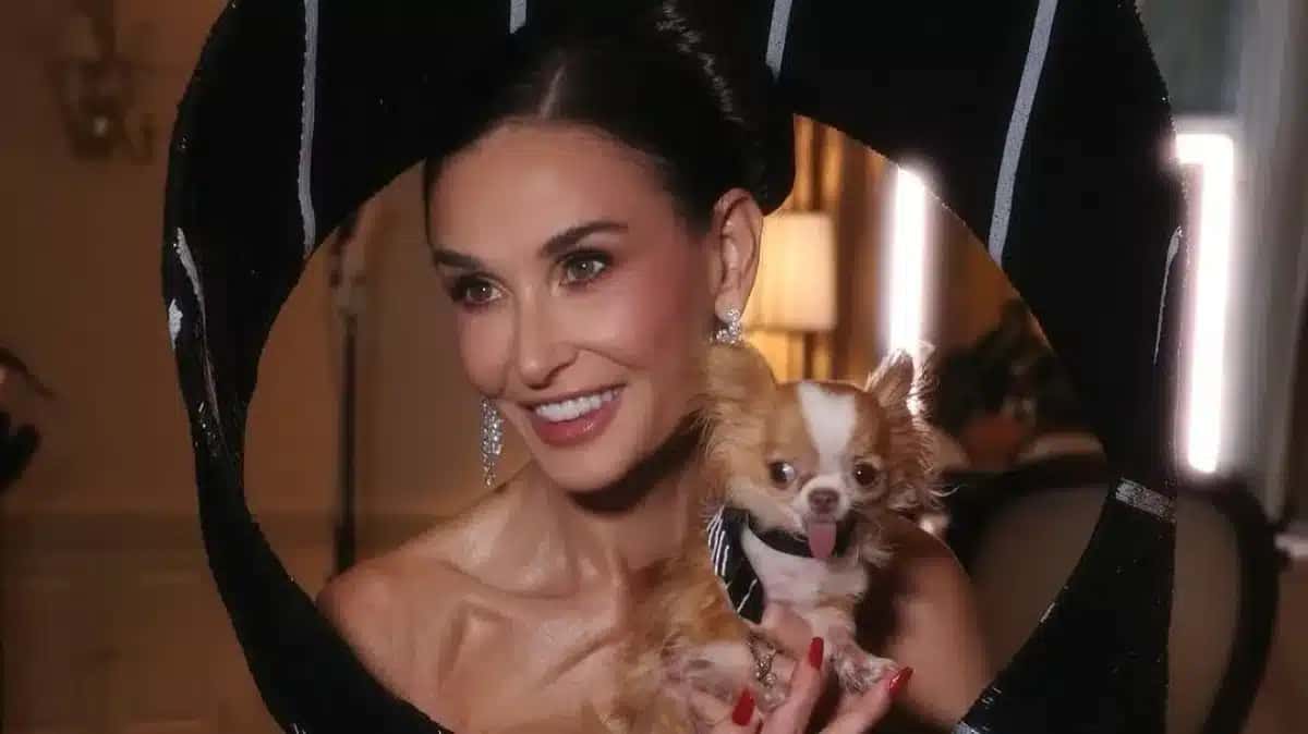 Demi Moore com look do Met Gala 2025 ao lado da cachorrinha Pilaf