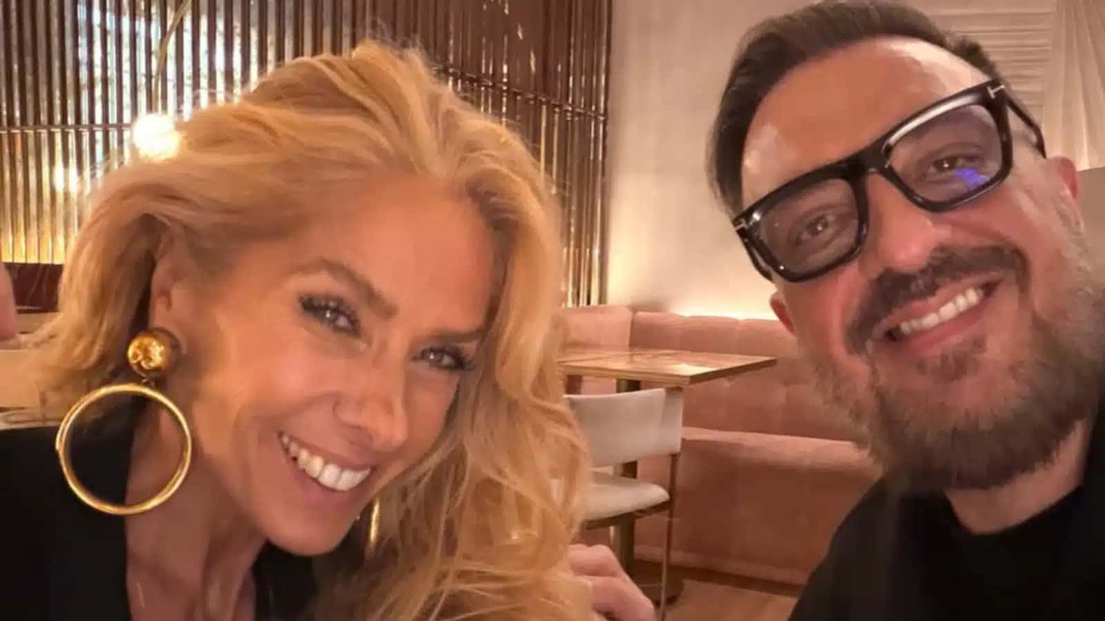 Rodrigo Carelli, diretor de “A Fazenda”, ao lado da apresentadora do reality, Adriane Galistei.