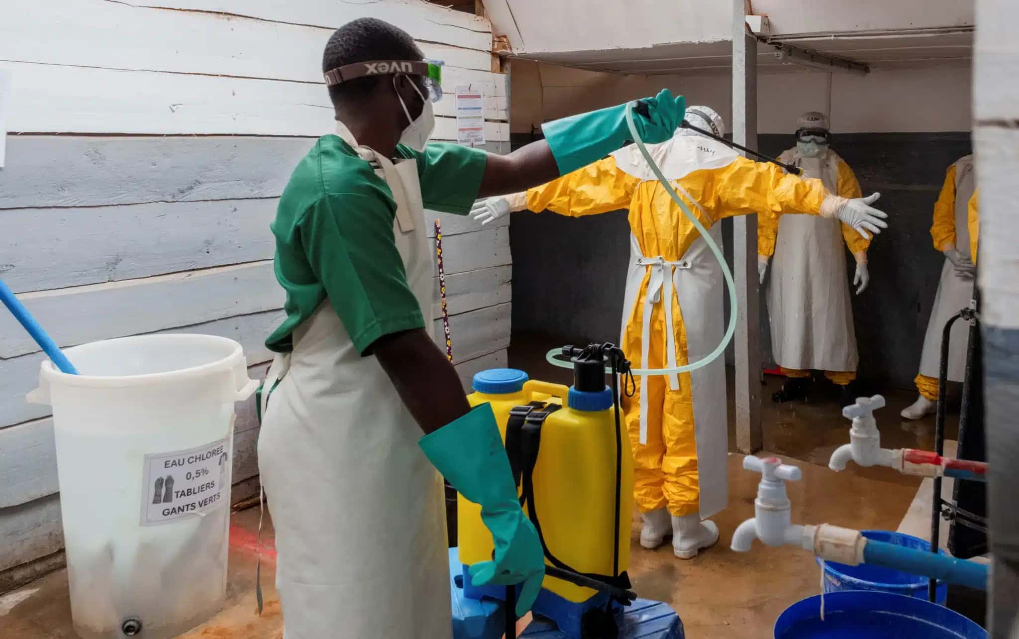 Enfermeiro do centro de tratamento de Ebola de Kitatumba, na República Democrática do Congo.