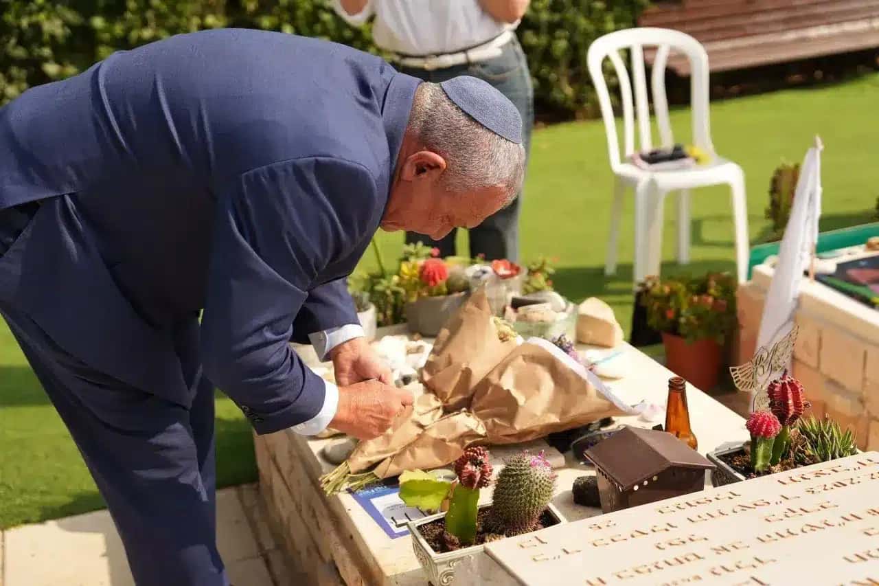 Eisenkot, rival de Netanyahu, para no túmulo do filho morto em Gaza a caminho da votação
